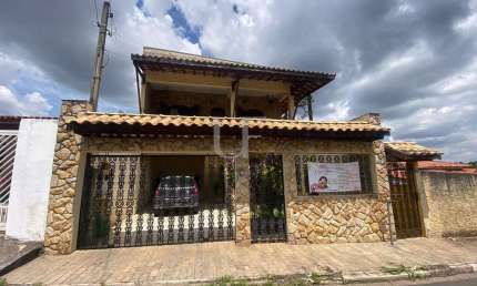 A casa ideal para você e sua família, com 250m² de construção e 3 suítes, casa aconchegante e local