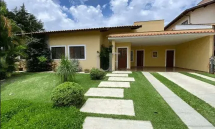Esta casa térrea está situada em uma localização privilegiada no condomínio Villagio Capriccio, em