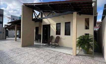 Linda Casa com 3 dormitórios  sendo 1 Suíte, 1 Sala Ampla e Varanda Gourmet.à venda, 110 m² por R$ 600.000 - Cuiá - João Pessoa/PB