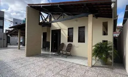 Linda Casa com 3 dormitórios  sendo 1 Suíte, 1 Sala Ampla e Varanda Gourmet.à venda, 110 m² por R$ 600.000 - Cuiá - João Pessoa/PB