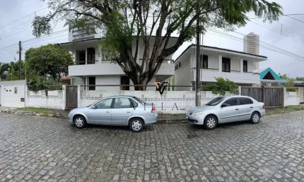 Casa Espetacular 1° andar Semimobiliada com 6 dormitórios, 5 salas, cozinha americana e varanda ampla à venda, 720 m² por R$ 1.800.000