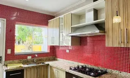 Casa térrea com laje 79m + Espaço Gourmet nos fundos do imóvel de 50m - 2 quartos sendo 1 suíte + Closet e vaga de garagem coberta