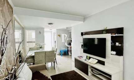 Sobrado Triplex com 179m² e amplo espaço de terreno - 3 Dormitórios sendo 1 suíte - Amplo espaço de Terraço coberto