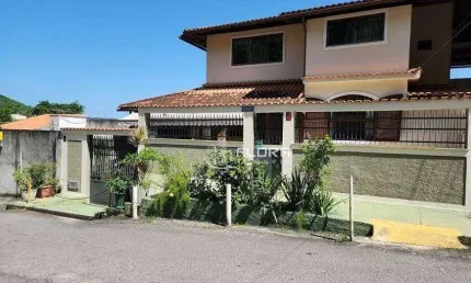 Casa 3 quartos, 1 suíte, terraço com vista Prox. entrada de Itacoatiara, pronta pra morar!