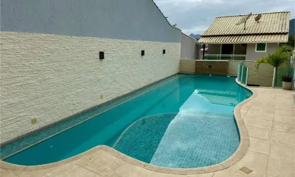 Casa á venda no Centro de Maricá, porteira fechada por R$ 900.000