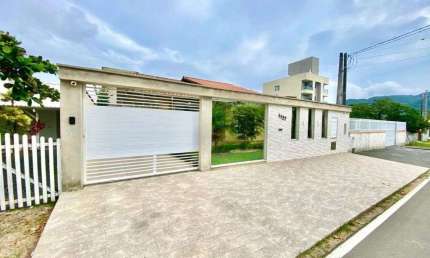 Casa com 3 dormitórios à venda por R$ 950.000 no Gravatá em Navegantes/SC