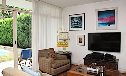 Casa de Alto Padrão &#224; Venda com 4 Quartos e 4 Vagas no Alto de Pinheiros - SP, em Rua Arborizada e Tranquila