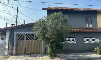Sobrado com 2 dormitórios sendo 1 suíte à venda por R$ 299.000 - Maracanã - Praia Grande/SP