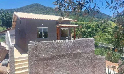 CAsa com 03 quartos, sendo 01 suíte, com espaço gourmet no CondomínioVitória dos Anjos - Caxito-Maricá