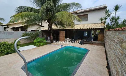 R$1.150.000 - No Cond. Bosque de Itapeba, Casa com 4 Quartos, Piscina e Churrasqueira,  380 m² -  Maricá/RJ