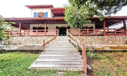 Casa Estilo Sítio, com 5 Quartos, Piscina, Churrasqueira `à venda, 1.363 m² de Terreno, por R$ 660.000 - Ponta Grossa - Maricá/RJ