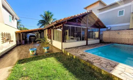 Casa com 3 quartos, piscina e churrasqueira pertinho do centro à venda, 160 m² por R$ 550.000 - Centro - Maricá/RJ