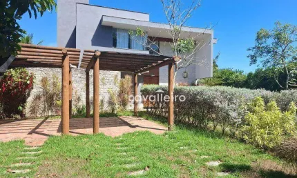 MARAVILHOSA CASA NO COND. PEDRA VERDE – 4 SUÍTES, PISCINA, ÁREA GOURMET E PAISAGISMO EXUBERANTE!