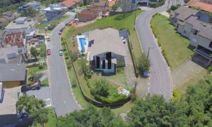 RESIDENCIA NO CONDOMÍNIO ARUJA HILLS 3 aceita permuta até 30% do valor