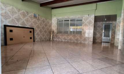 Belíssimo sobrado muito bem distribuído pelo amplo terreno!!!!!