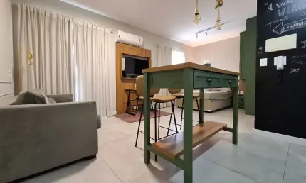 Este incrível studio, tem tudo o que você precisa para viver com conforto!