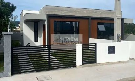 A casa destaca-se por sua arquitetura contemporânea e os acabamentos diferenciados!