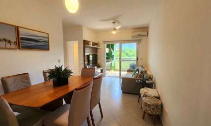 Apartamento à venda na Praia do Itaguá com varanda frente rua!