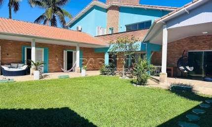 Linda casa assobradada com 5 dormitórios e área gourmet na praia do Lázaro em Ubatuba!