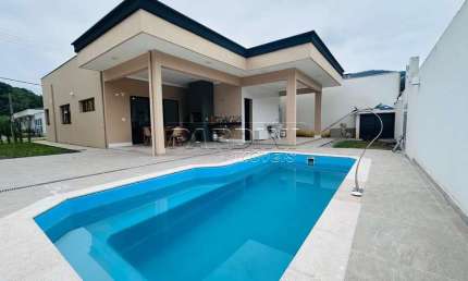 Linda residência alto padrão com 3 dormitórios, piscina e área gourmet, na praia da Lagoinha em Ubatuba!