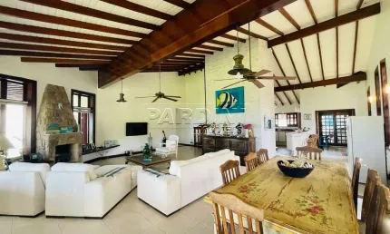 Excelente casa frente ao mar, em condomínio, na praia da Lagoinha em Ubatuba!
