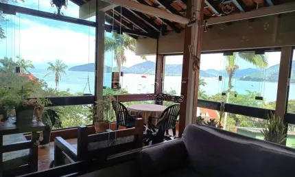 Ótima casa com  vista para o mar na praia da Enseada em Ubatuba!