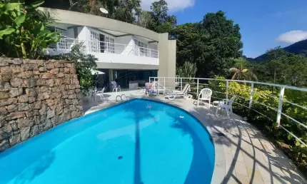 Ótima residência em meio a mata atlântica com linda vista para o mar na praia vermelha do sul em ubatuba!
