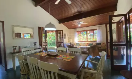 Casa térrea em condomínio com 4 suítes e área gourmet, na praia Dura em Ubatuba!