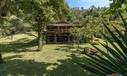 Linda casa em estilo rústico, pé na areia, com 3 dormitórios e espaço gourmet, na praia Grande do Bonete em Ubatuba!