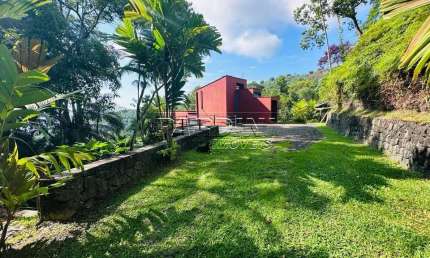 Casa em desníveis em meio a natureza, com linda vista para o mar, na praia Brava da Fortaleza em Ubatuba!
