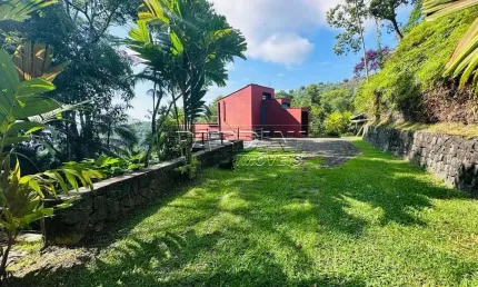 Casa em desníveis em meio a natureza, com linda vista para o mar, na praia Brava da Fortaleza em Ubatuba!
