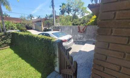 Ótima casa em condomínio com 4 dormitórios, próxima do mar, na praia do Lázaro em Ubatuba!