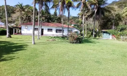 Excelente localização casa perto do mar, com uma excelente área, entre as praias da Sununga e Lázaro em Ubatuba!