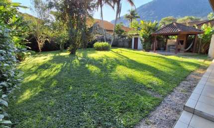 Ótima casa com 4 dormitórios, terreno de 1.100 m2, a apenas 280 metros do mar, na praia do Lázaro em Ubatuba!