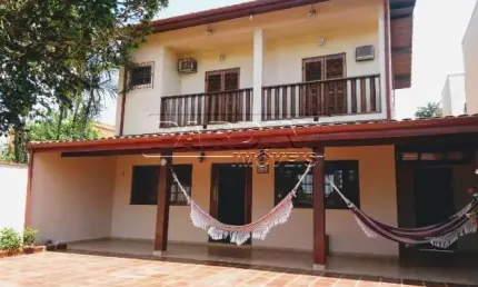 Ampla casa assobradada a 400 metros da orla na praia do Itaguá em Ubatuba!