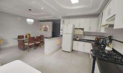 Sobrado à venda em Maringá, Vila Bosque, com 4 quartos, com 239.48 m²