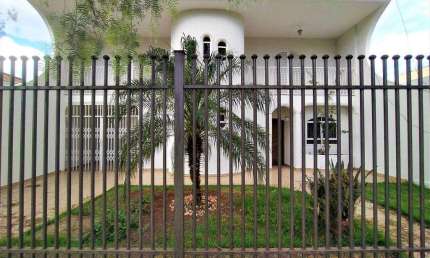 Sobrado com 241.8 m² e 4 Quartos à Venda no Jardim América - Maringá
