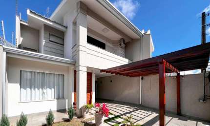 Sobrado com 232.5 m² e 3 Suítes à Venda no Jardim Iguaçu - Maringá