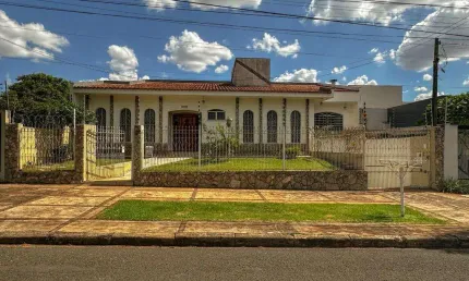 Sobrado  com 413.37 m² e 5 Quartos à Venda na Zona 05 - Maringá
