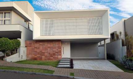 Sobrado com 341,83m² e  4 Suítes à Venda no Azaléia Park - Maringá