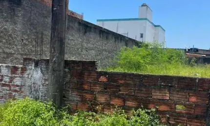 Terreno à venda na Rua Dezessete, Jardim Rio Branco, São Vicente