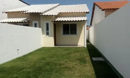Linda casa linear, varanda,  2 quartos, garagem, otima localização, tudo na porta, pedra de guaratiba