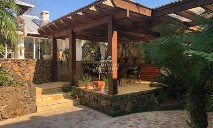 CASA COM PISCINA E ÁREA EXTERNA EM NOVA PETRÓPOLIS/RS