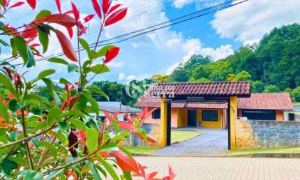 CASA COM QUINTAL GRANDE E 3 DORMITÓRIOS EM NOVA PETRÓPOLIS