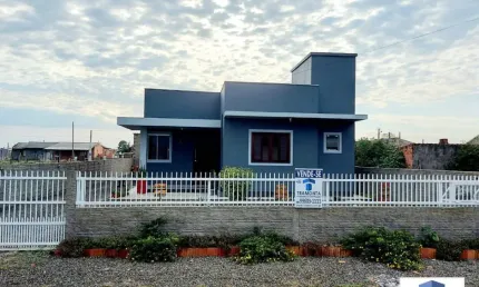 Conforto e proximidade do mar – casa de laje no balneário arroio do silva!