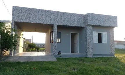 Casa de laje a 180m da praia – entrada + 332 parcelas!  praia da meta – balneário arroio do silva/sc  - oportunidade única! 2 dormitórios, sala e cozinha integradas, garagem e localização privilegiada