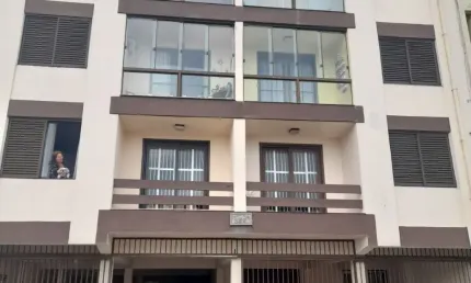 Apartamento semi mobiliado no coração de balneário arroio do silva – sc