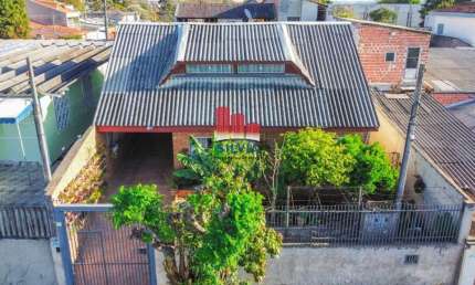 Casa com ático e amplo terreno na Cidade Industrial.
