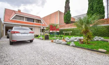 Um sobrado incrível, com 4 quartos, sendo 1 suite, 3 salas, 3 banheiros, podendo ser divido, independentemente em duas residências.