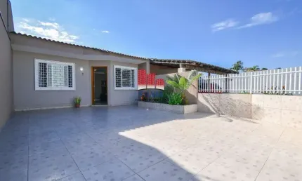 Linda casa em Condomínio fechado em Araucária, com 2 quartos e três vagas de garagens.